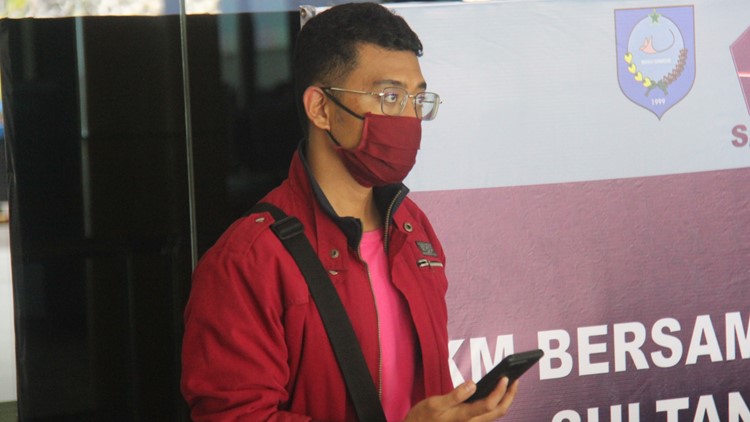 Man with coronavirus disguises as wife on Indonesian flight