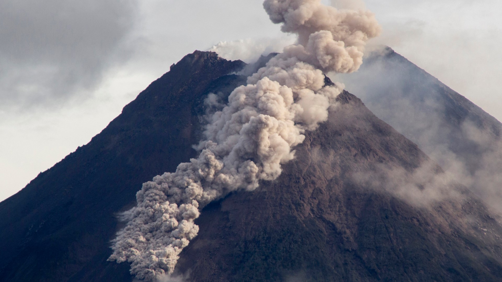 Indonesia s Mount Merapi  produces thunderous eruption 