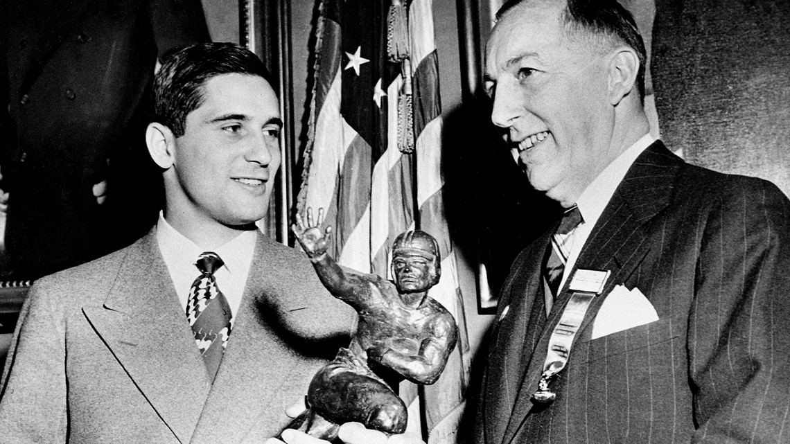 Heisman-winning Notre Dame QB Johnny Lujack dies at 98 - Vimarsana News