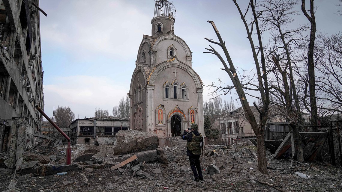 Perang Ukraina: Rusia mendorong lebih dalam ke Mariupol