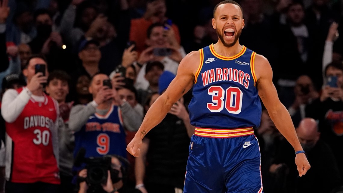 Stephen Curry dari Warriors memecahkan rekor 3 poin dalam karir NBA