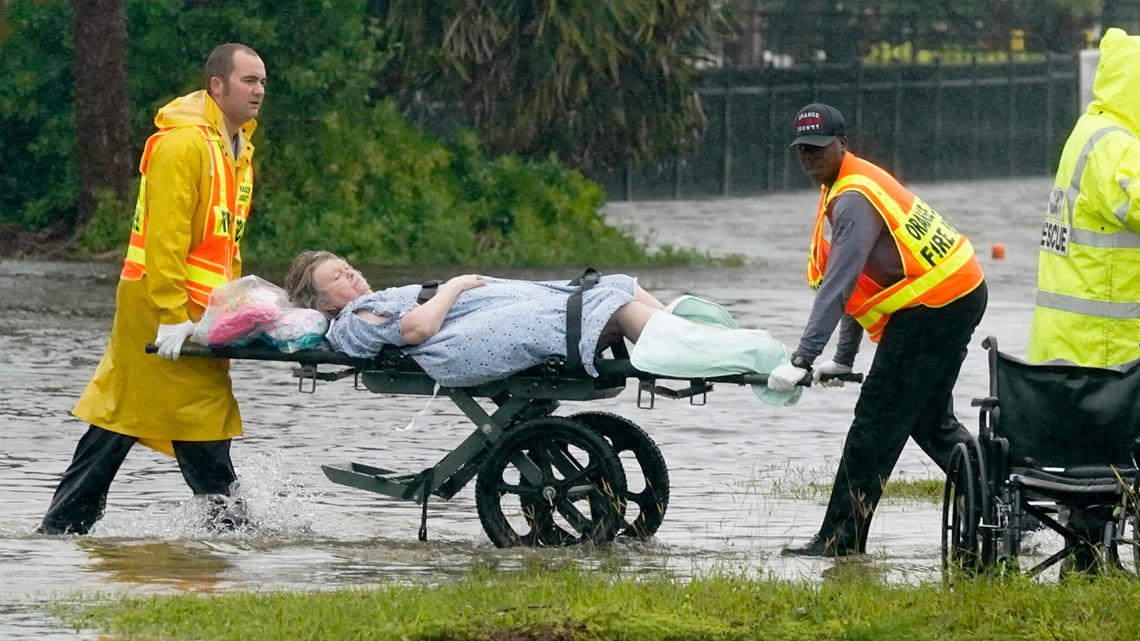 Badai Ian membanjiri rumah sakit Florida, merobek sebagian atapnya