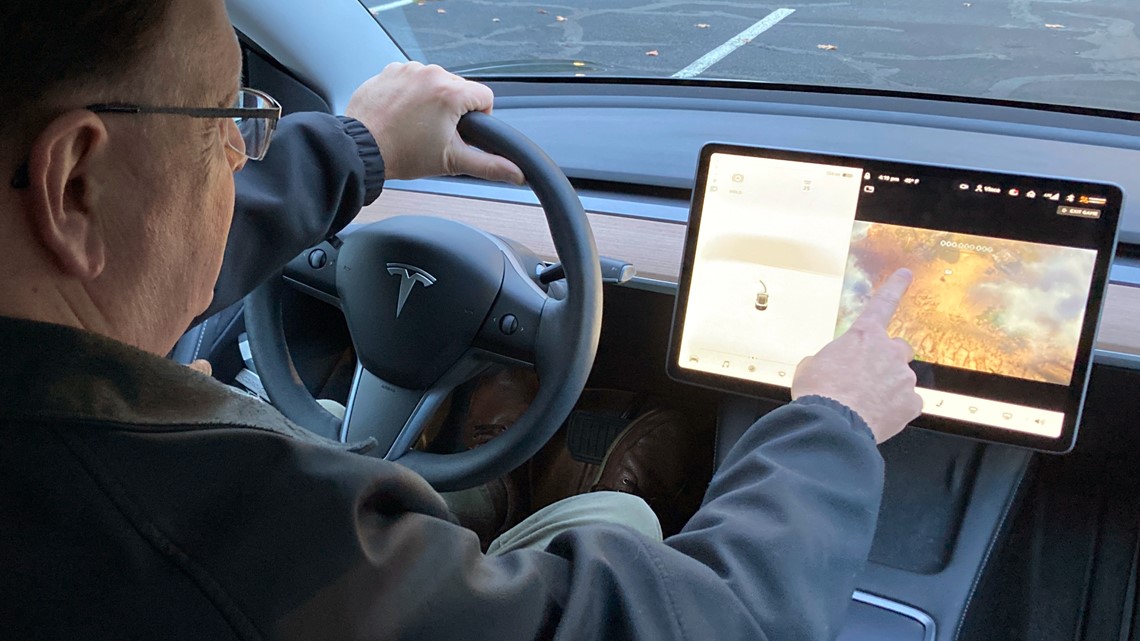 Bisakah pemilik Tesla bermain video game saat mengemudi?