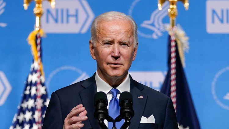 El presidente Joe Biden anuncia nuevas medidas contra el COVID-19 para combatir el aumento de casos por ómicron