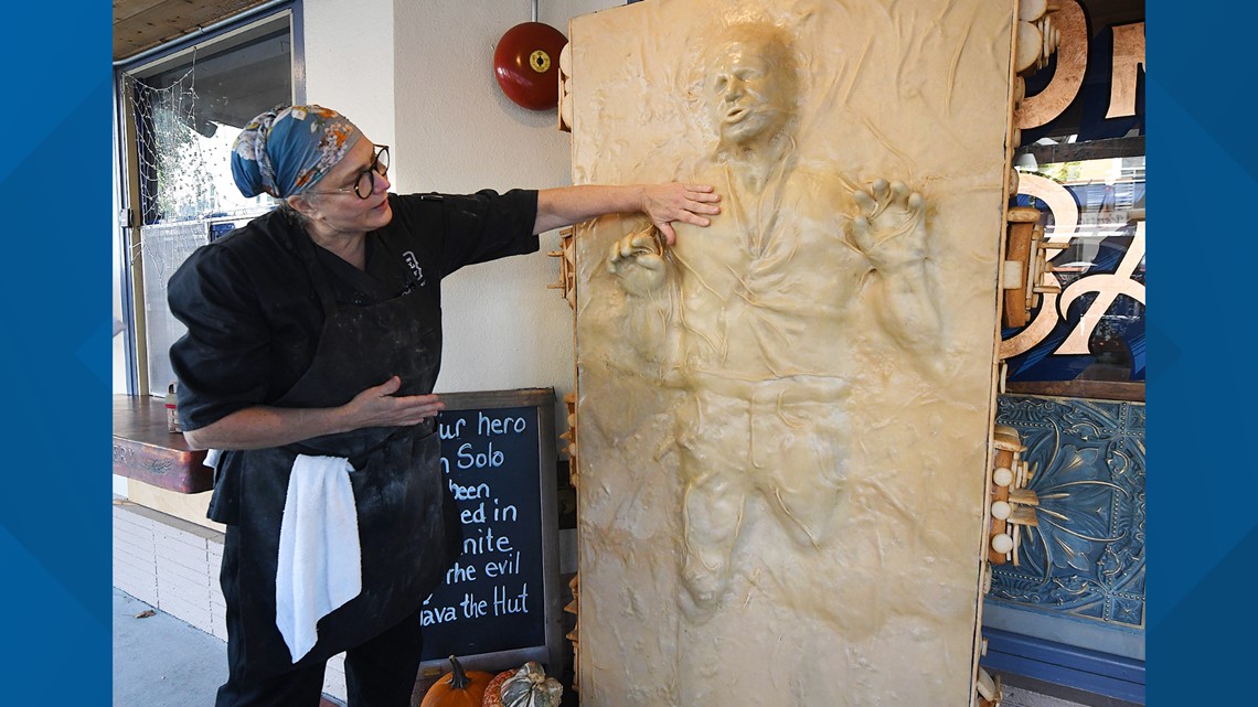 Tukang roti membuat patung Han Solo dari roti: ‘Pan Solo’