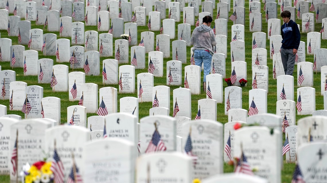 Biden menandai Hari Peringatan 2023 di Pemakaman Nasional Arlington