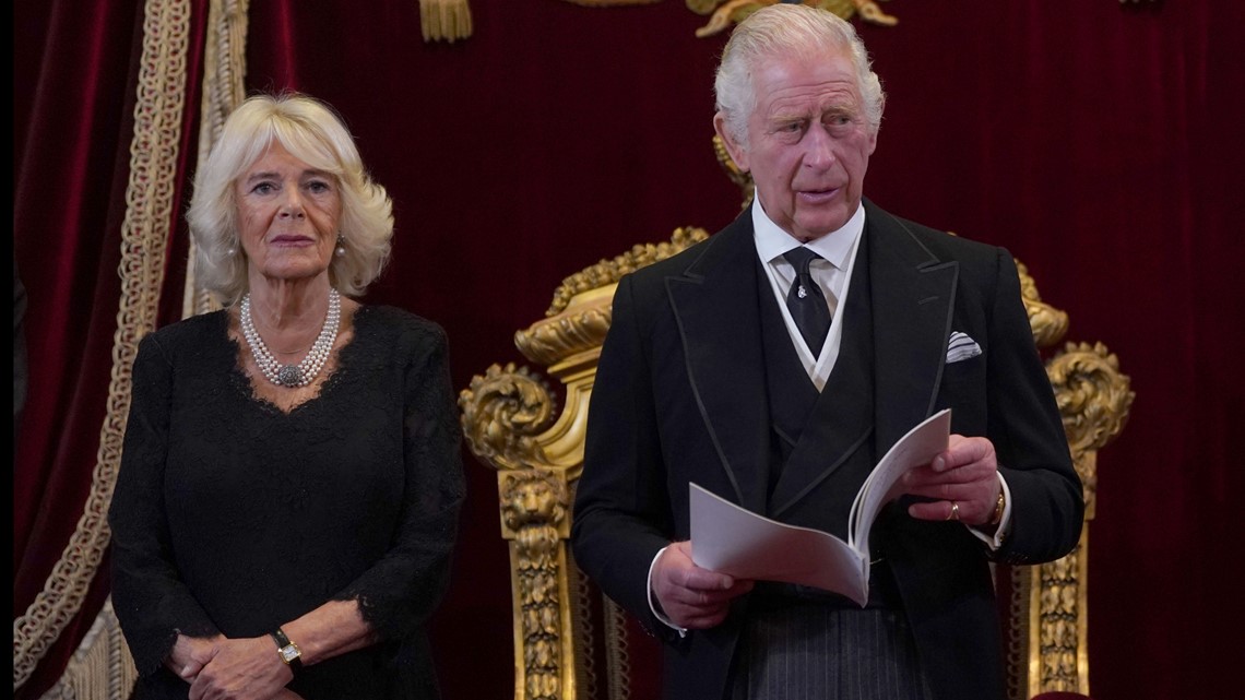Charles secara resmi diumumkan sebagai raja pada upacara aksesi