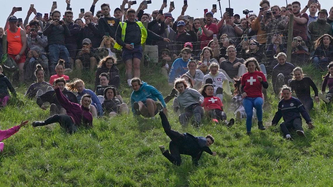 American man wins chaotic UK race chasing cheese down a hill - Vimarsana News