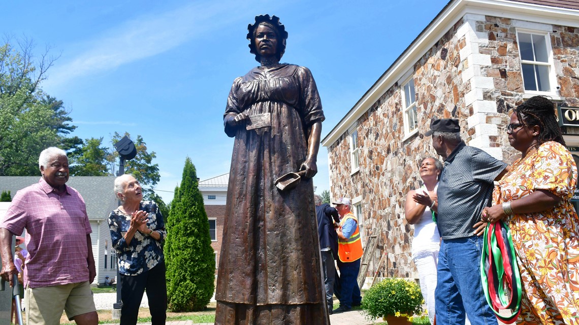 Patung Elizabeth Freeman menghormati wanita yang memenangkan kebebasan pada tahun 1781