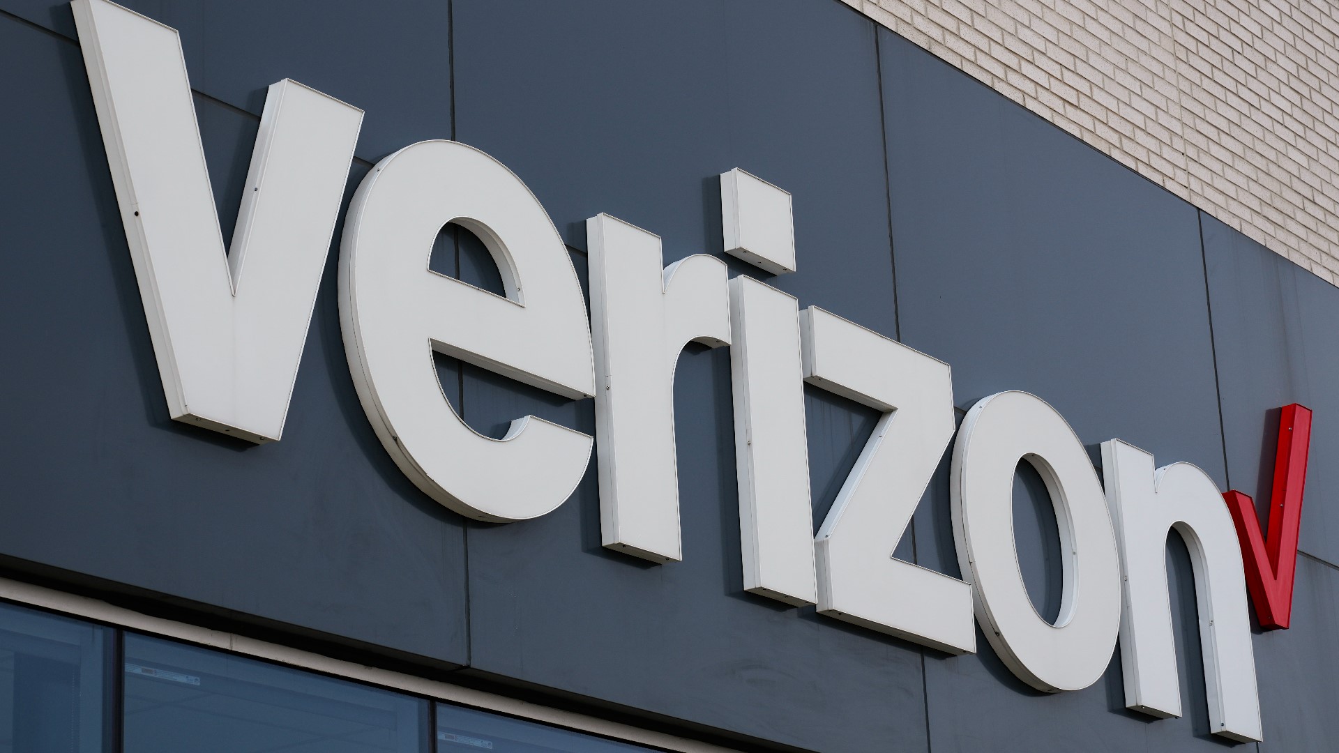Verizon buying Frontier to strengthen its fiber network