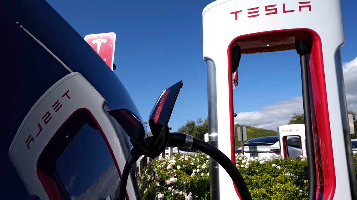Ford mengumumkan kesepakatan untuk bergabung dengan jaringan Tesla Supercharger pada tahun 2024