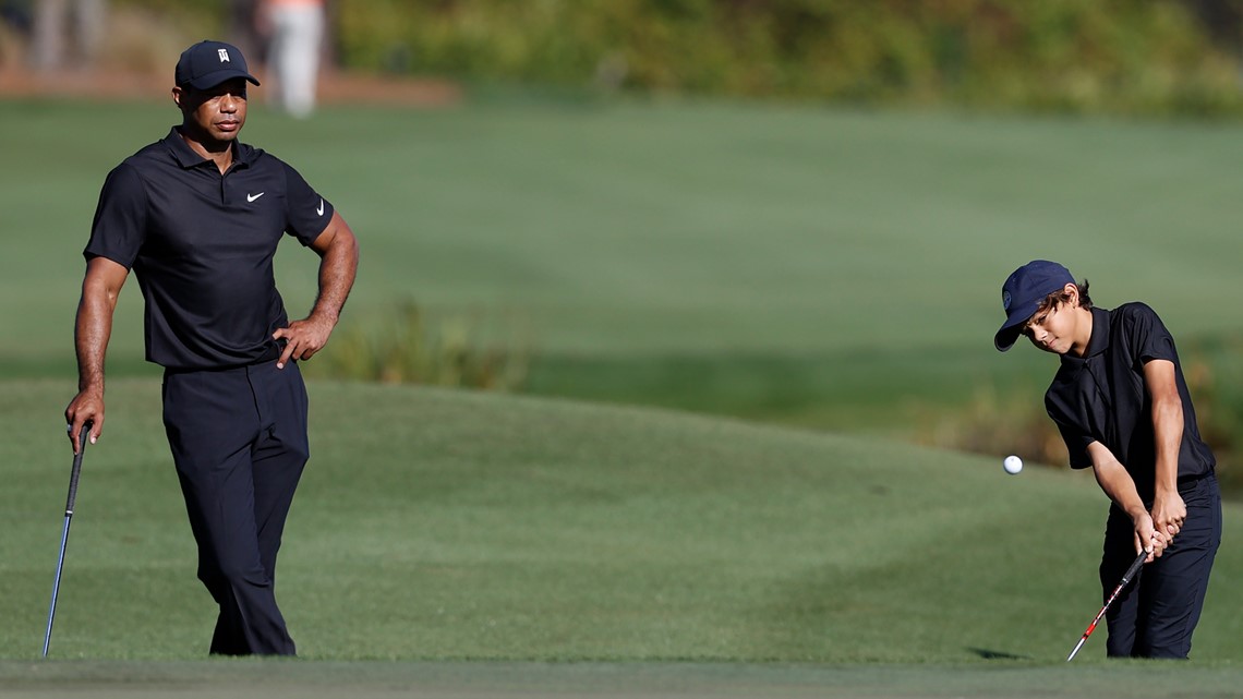Tiger Woods kembali ke lapangan golf dalam turnamen bersama putranya