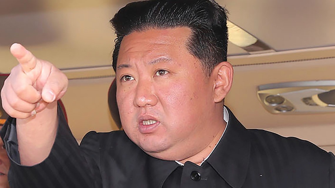Kim Jong Un dari Korea Utara meningkatkan alarm setelah kasus pertama COVID