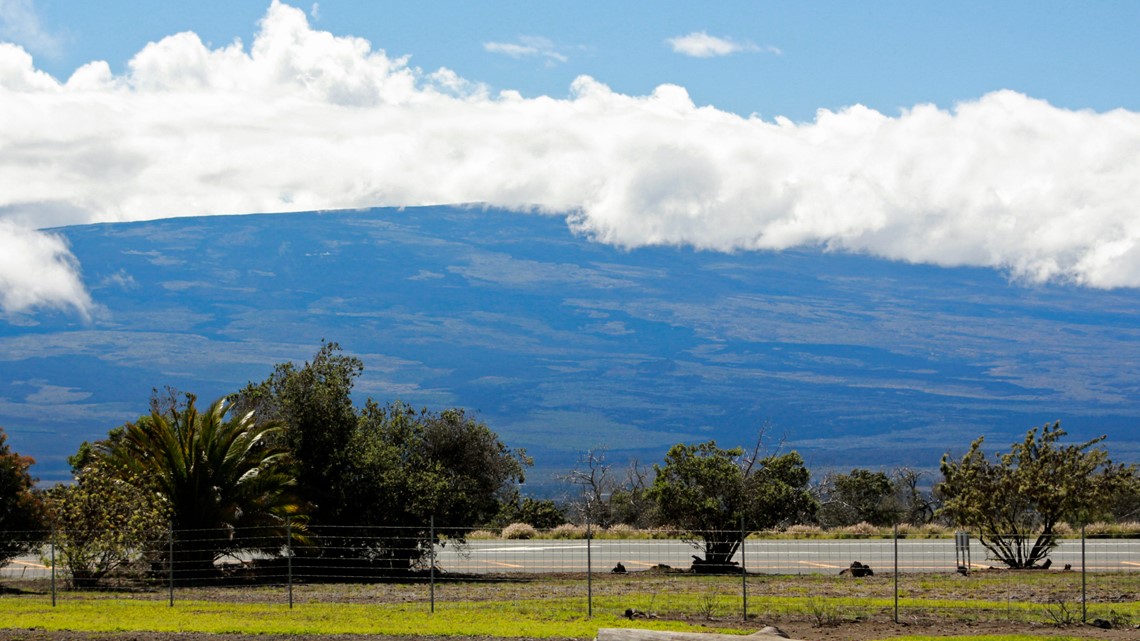 Gunung berapi Mauna Loa di Hawaii meletus, mengirimkan abu di dekatnya