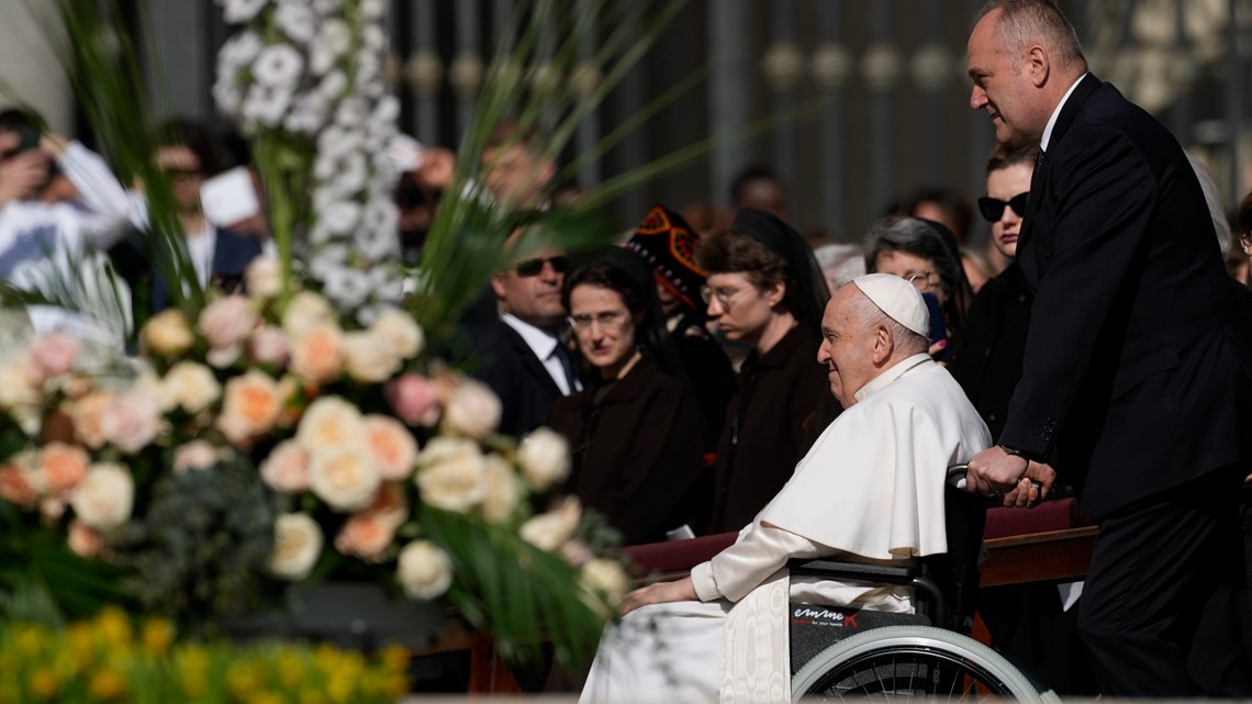 Paus Fransiskus merayakan misa Minggu Paskah di alun-alun Vatikan