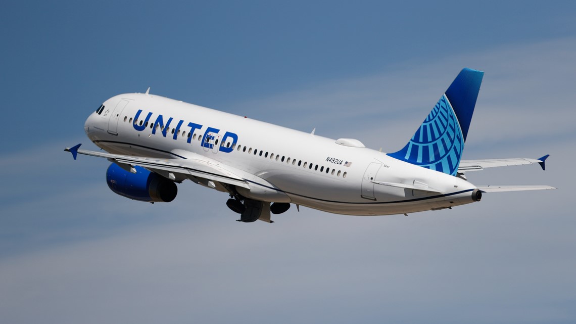 Pria dalam penerbangan United dituduh mencoba membuka pintu pesawat