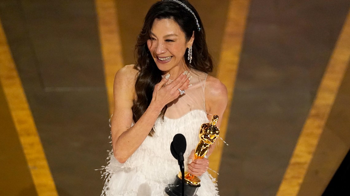 Michelle Yeoh membuat sejarah dengan kemenangan aktris terbaik Oscar