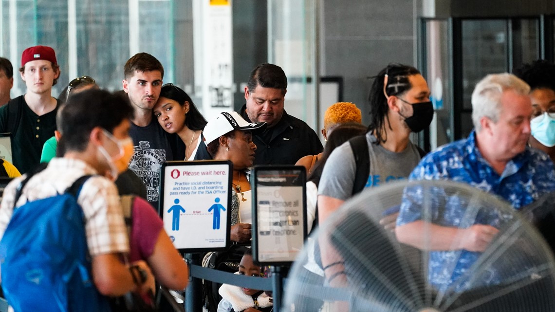 Perjalanan empat Juli melihat kerumunan pra-pandemi di bandara
