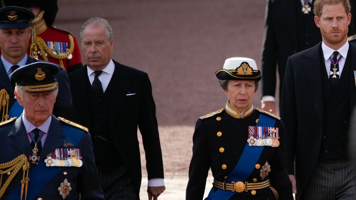 Mengapa Putri Anne berseragam militer di pemakaman ratu