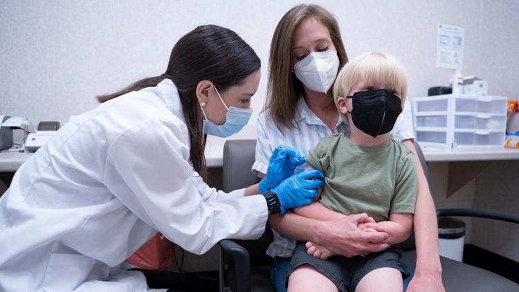 Los CDC aprueban las vacunas de Pfizer y Moderna contra el COVID-19 para pequeños menores de cinco años