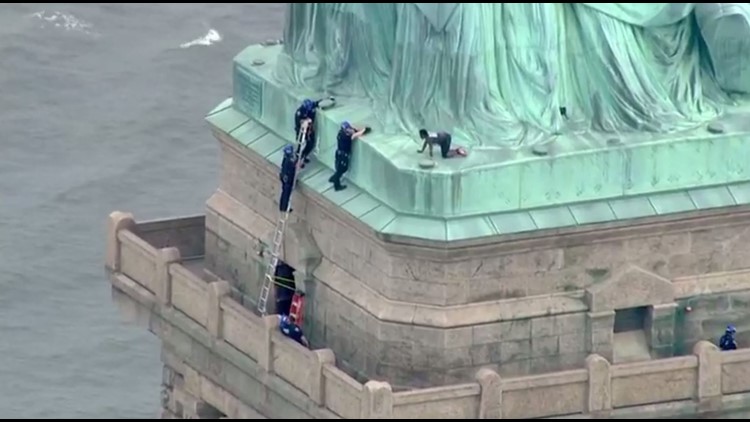 ÙØªÙØ¬Ø© Ø¨Ø­Ø« Ø§ÙØµÙØ± Ø¹Ù âªNew York police give up the statue of liberty square of tourists because of a womanâ¬â