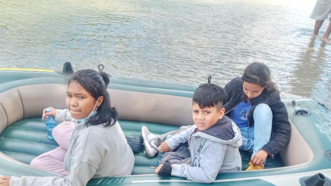 Seorang ibu mengatakan dia mengirim anak-anaknya melintasi perbatasan Meksiko