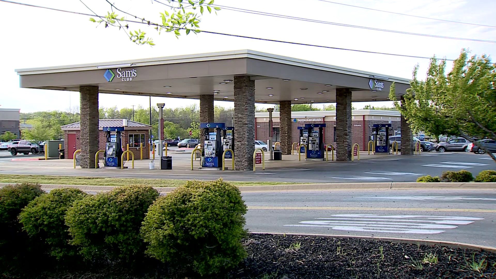 Autos dañados debido a error de gasolinera Sam's Club en Arkansas |  12news.com