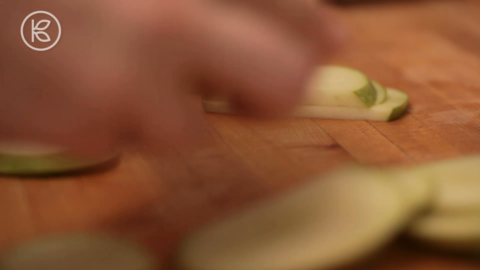 Whether you're slicing or dicing... Louise Leonard is back to show you two easy ways to cut an apple properly.
