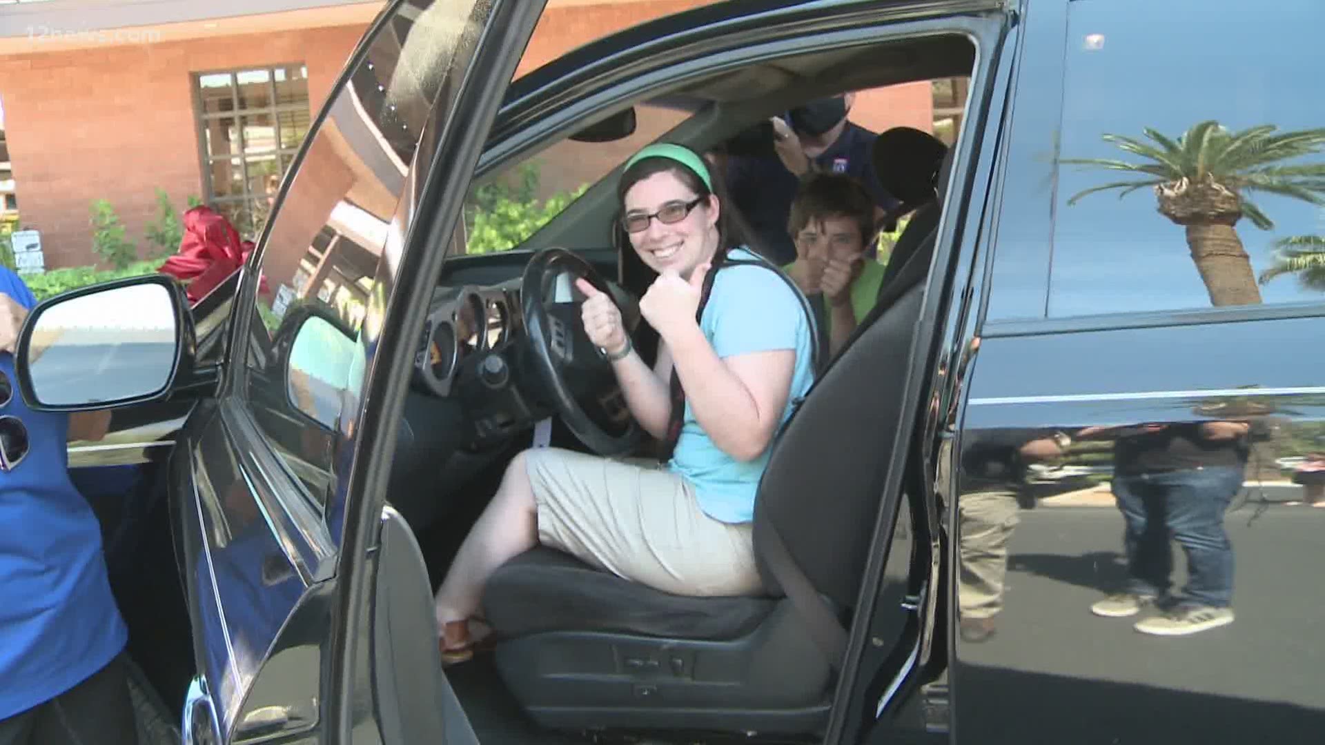 A single, widowed mom of four who just graduated from nursing school got a new car on National Nurses Day! Taralee Williams said it was the last thing she expected!
