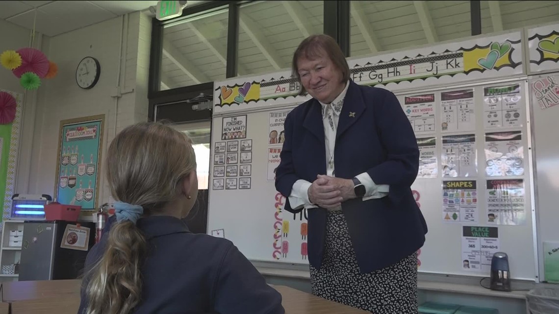 Una monja de Phoenix celebra cinco décadas dirigiendo una escuela