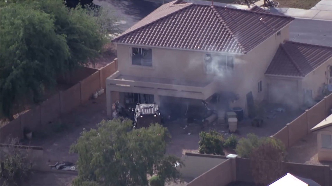 Suspect dead after standoff with Glendale PD | 12news.com