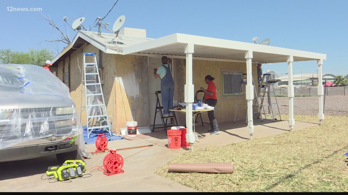 Volunteers help repair Valley veteran's historic home