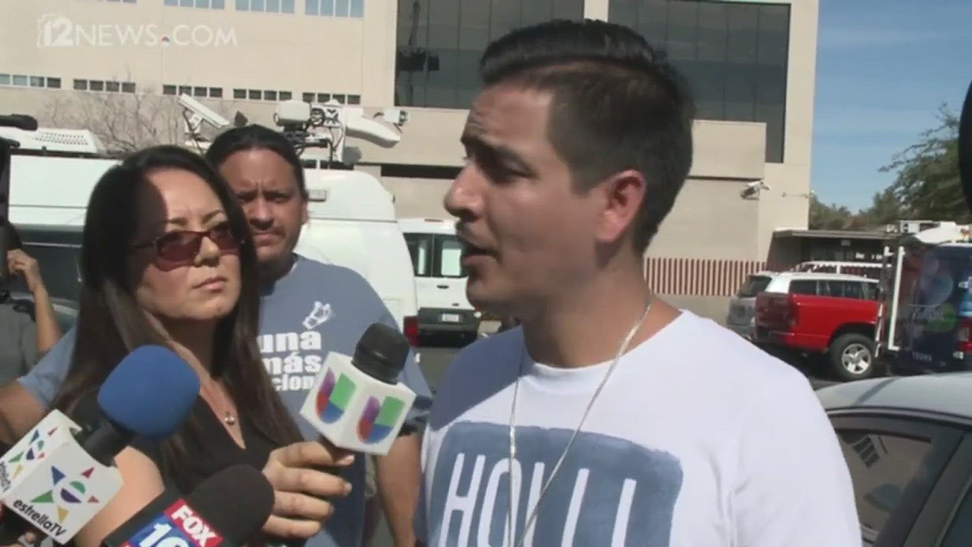 Marido habla hacia fuera despues de que su madre Mesa fue deportada desde Arizona a Mexico.