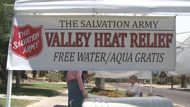 Hay estaciones de alivio por el calor instaladas por el Salvation Army, le decimos donde están