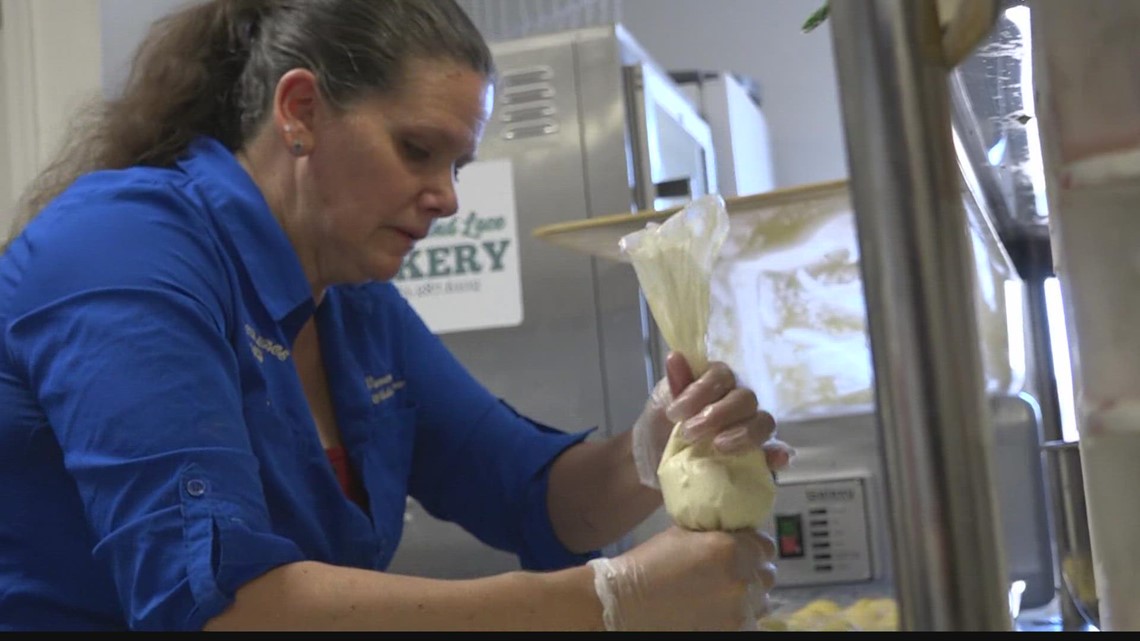 Phoenix baker makes 109K cupcakes for Teacher Appreciation Week