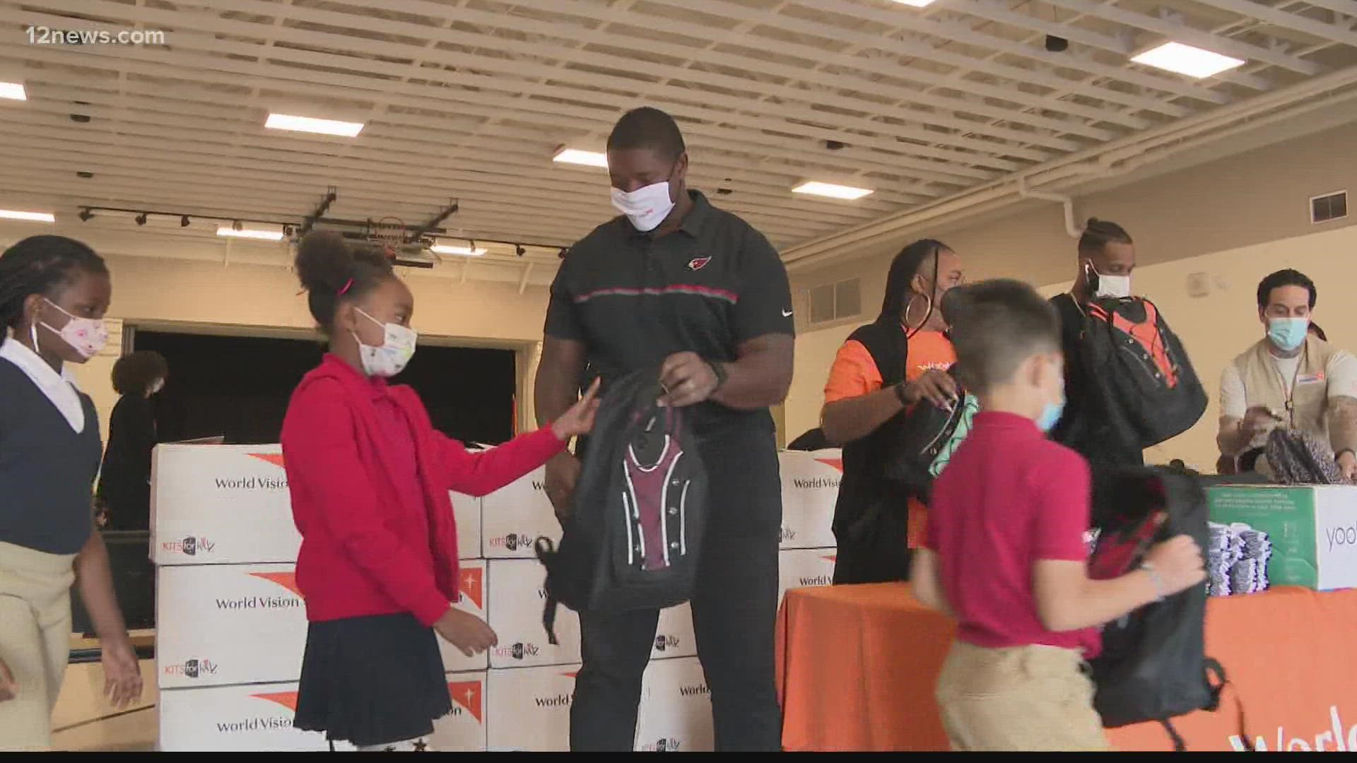 Kelvin Beachum showed up at Sun Valley Academy in Phoenix to surprise over 500 students with backpacks filled with school supplies.