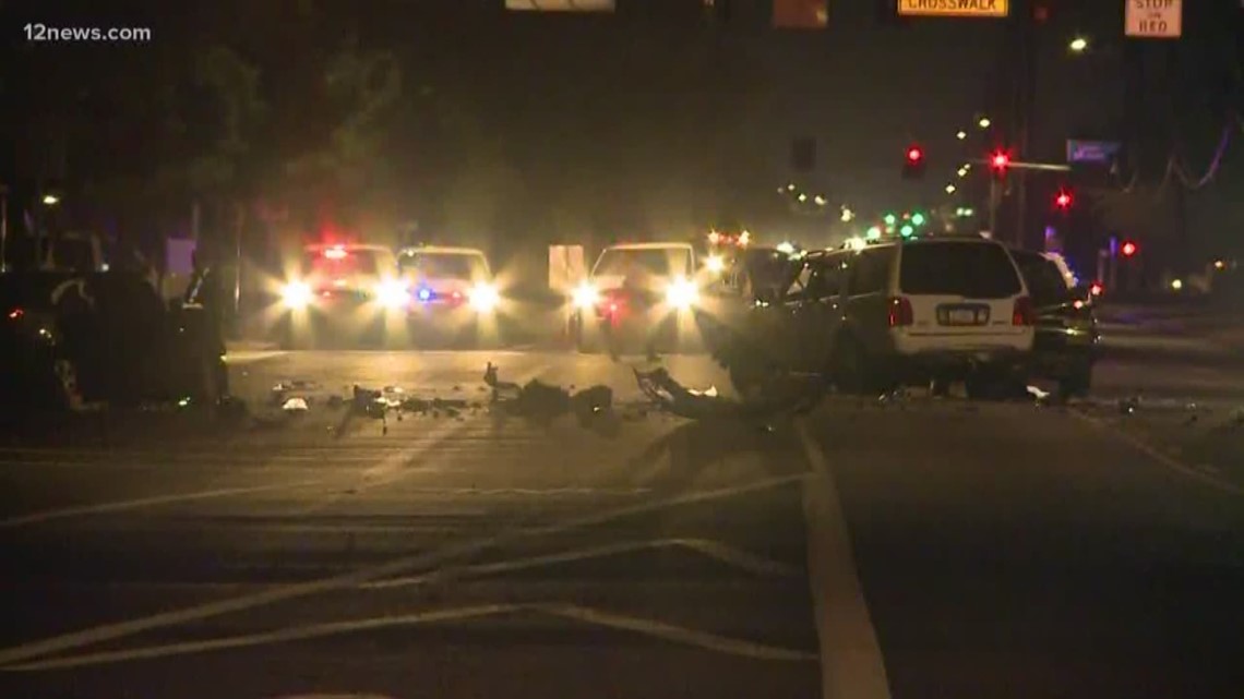 2 people dead, 4 injured after crash in west Phoenix | 12news.com