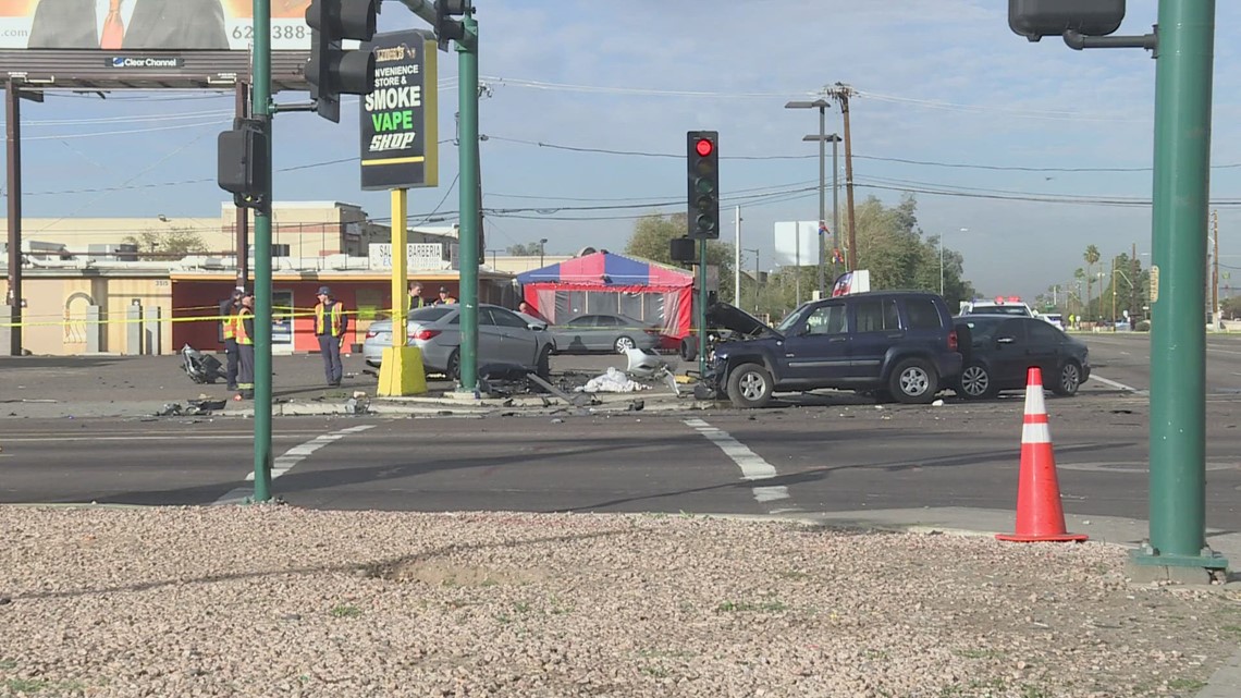 2 injured in west Phoenix crash involving 6 vehicles | 12news.com
