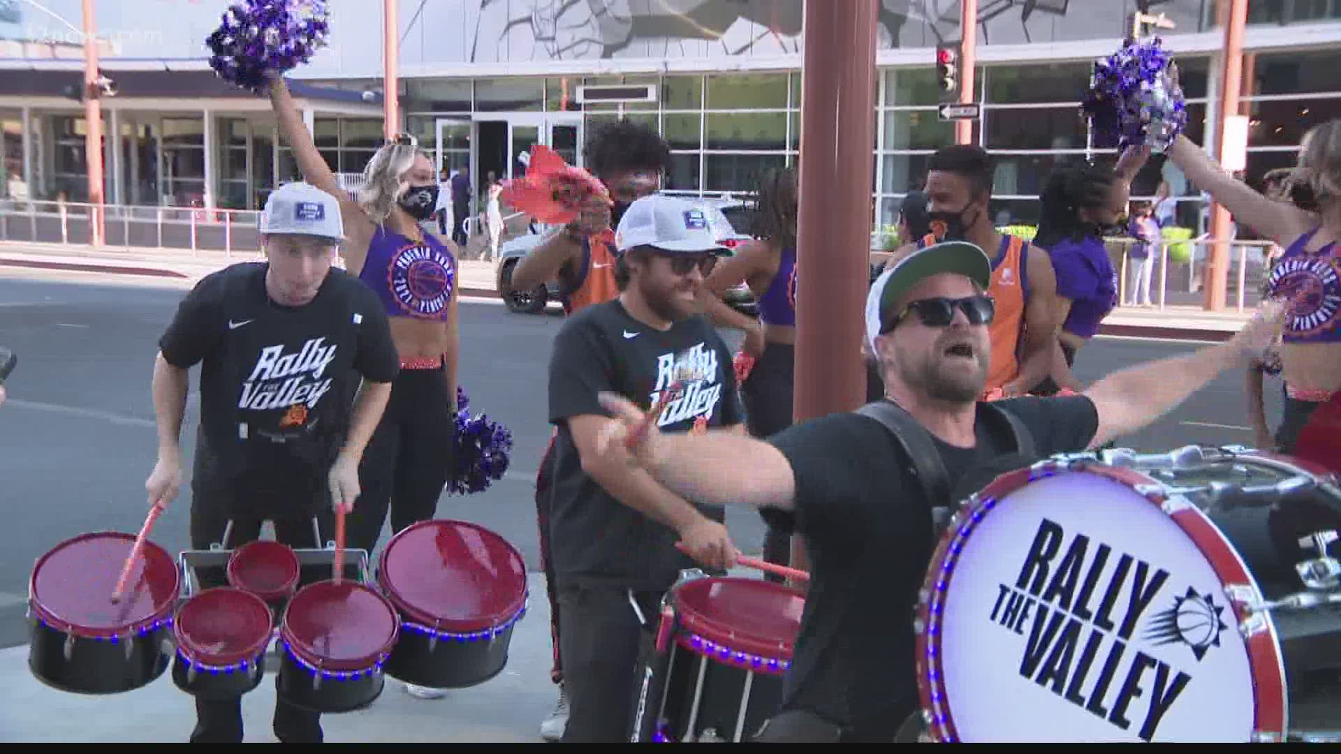 It was a busy night in downtown Phoenix Tuesday as fans for both the Arizona Diamondbacks and Phoenix Suns took to the streets to cheer on their respective teams.