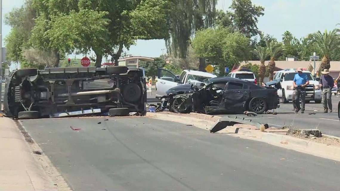5-vehicle crash in west Phoenix leaves 1 dead, 9 hurt