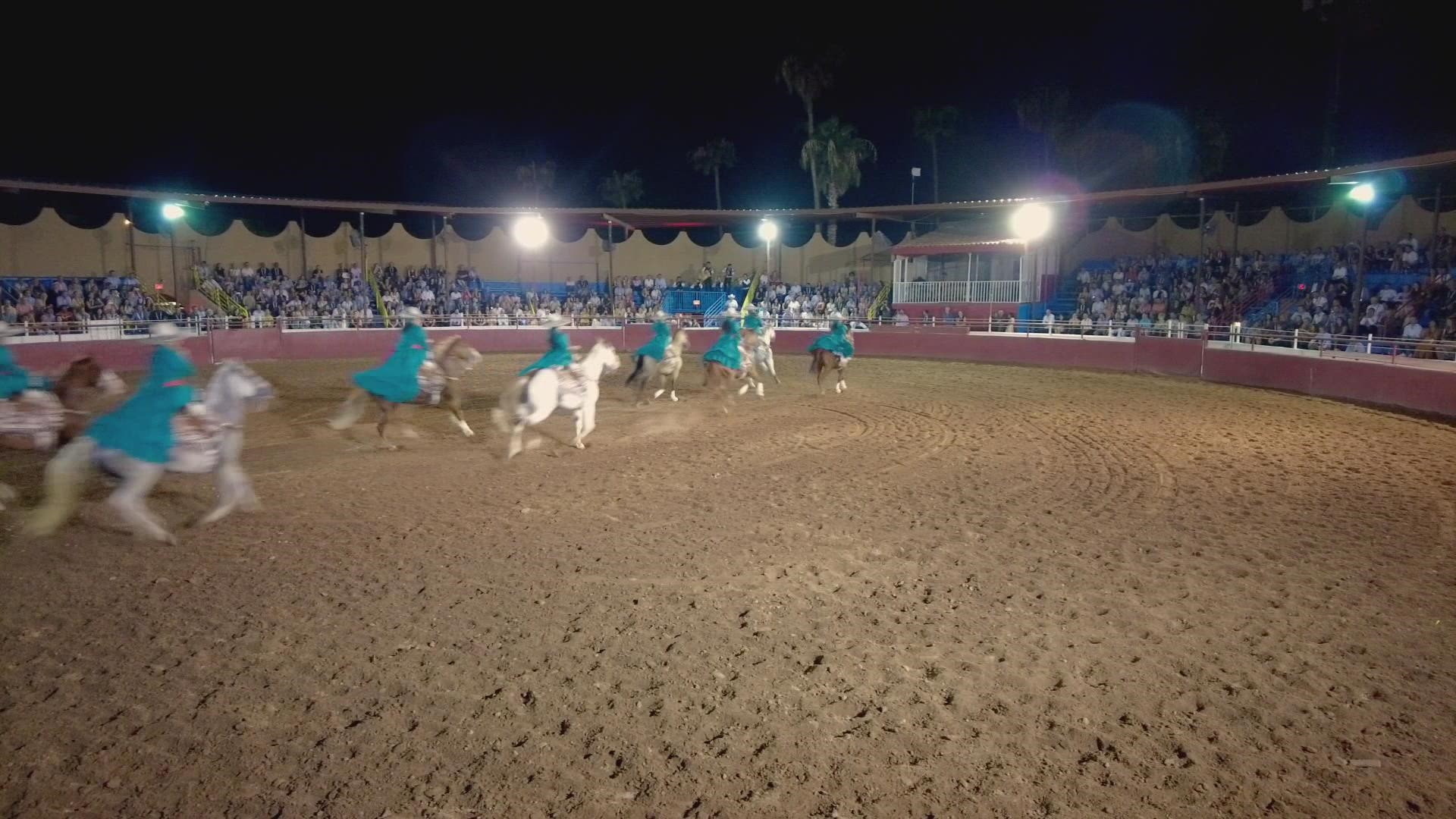 El grupo de mujeres se viste de 'adelitas' y realiza coreografías con sus caballos al ritmo de la música mexicana.
