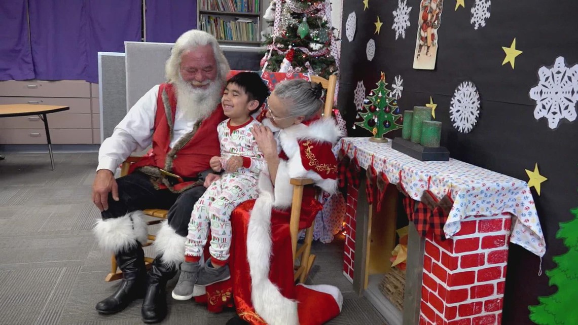 Tuan dan Nyonya Santa Claus yang ramah sensorik mengunjungi sekolah Mesa