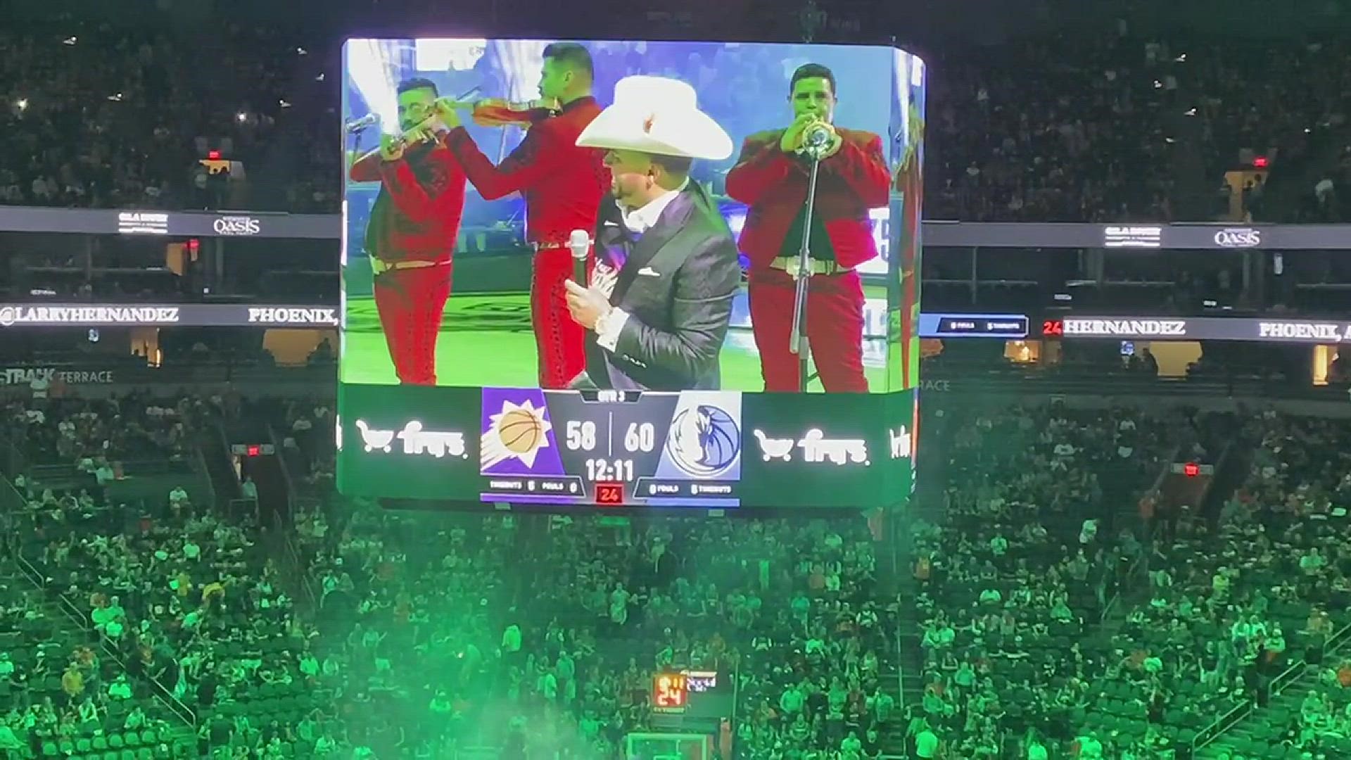 Larry Hernandez interpreta “El Rey” durante su presentación en el medio tiempo del Juego 2 de Los Soles vs. Mavericks en los Playoffs.