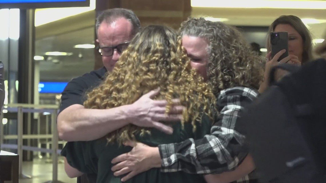 Families reunite at Phoenix Sky Harbor Airport for Thanksgiving - Vimarsana News