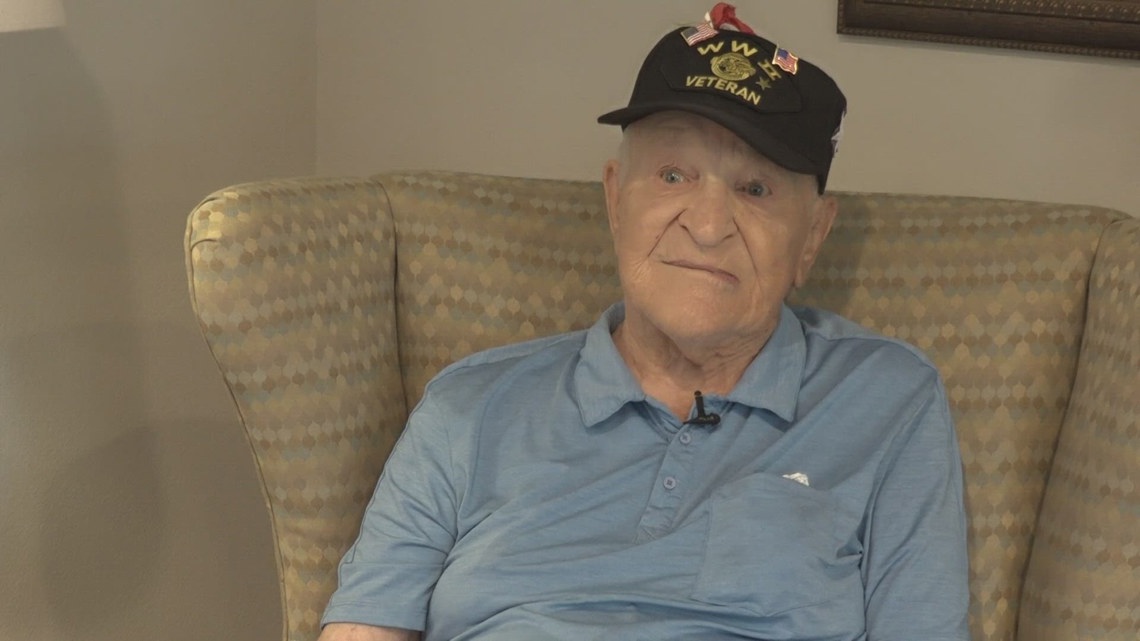 Mesa community sends off 99-year-old WWII veteran on trip to Washington, D.C.