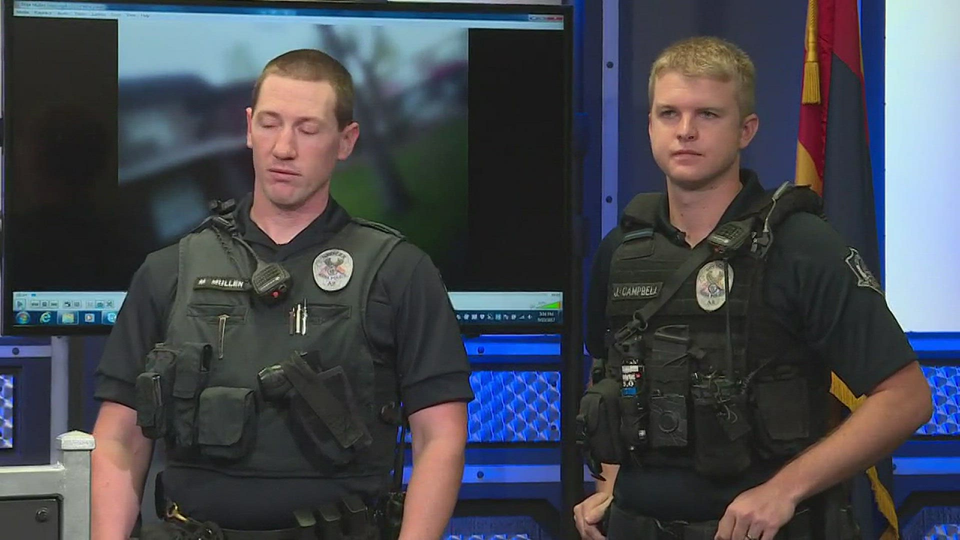 Mesa police officers risked their lives to rescue people from a burning apartment building.