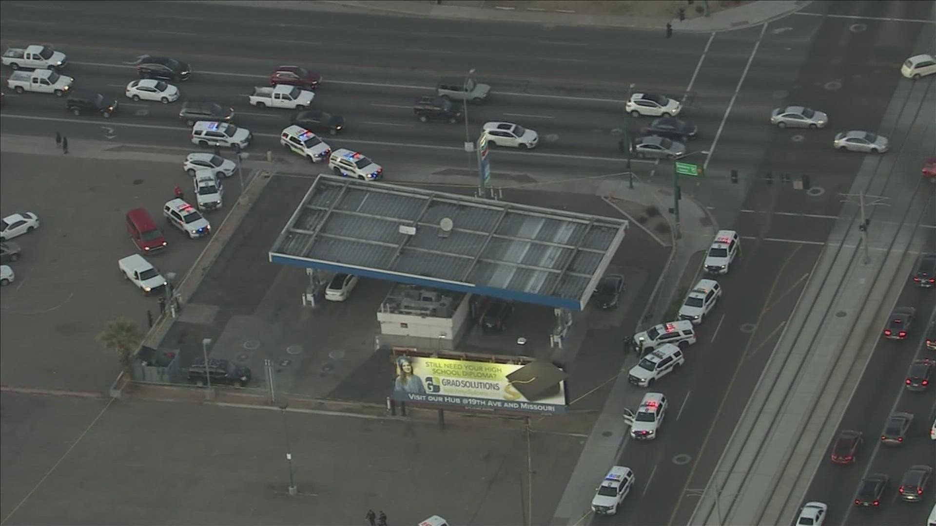 Police 2 Dead After Suspect Shoots Convenience Store Worker Then Himself In Phoenix