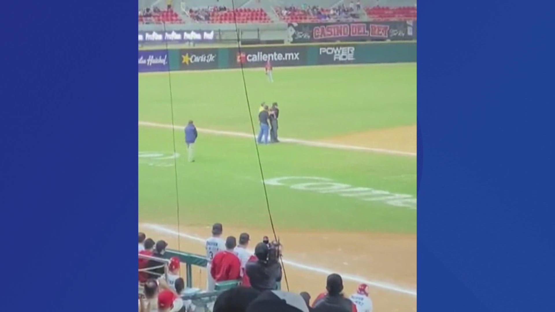 Un elemento de seguridad junto a la policía del estadio tuvieron que detener al ampáyer Humberto Saiz por estar en aparente estado de ebriedad.