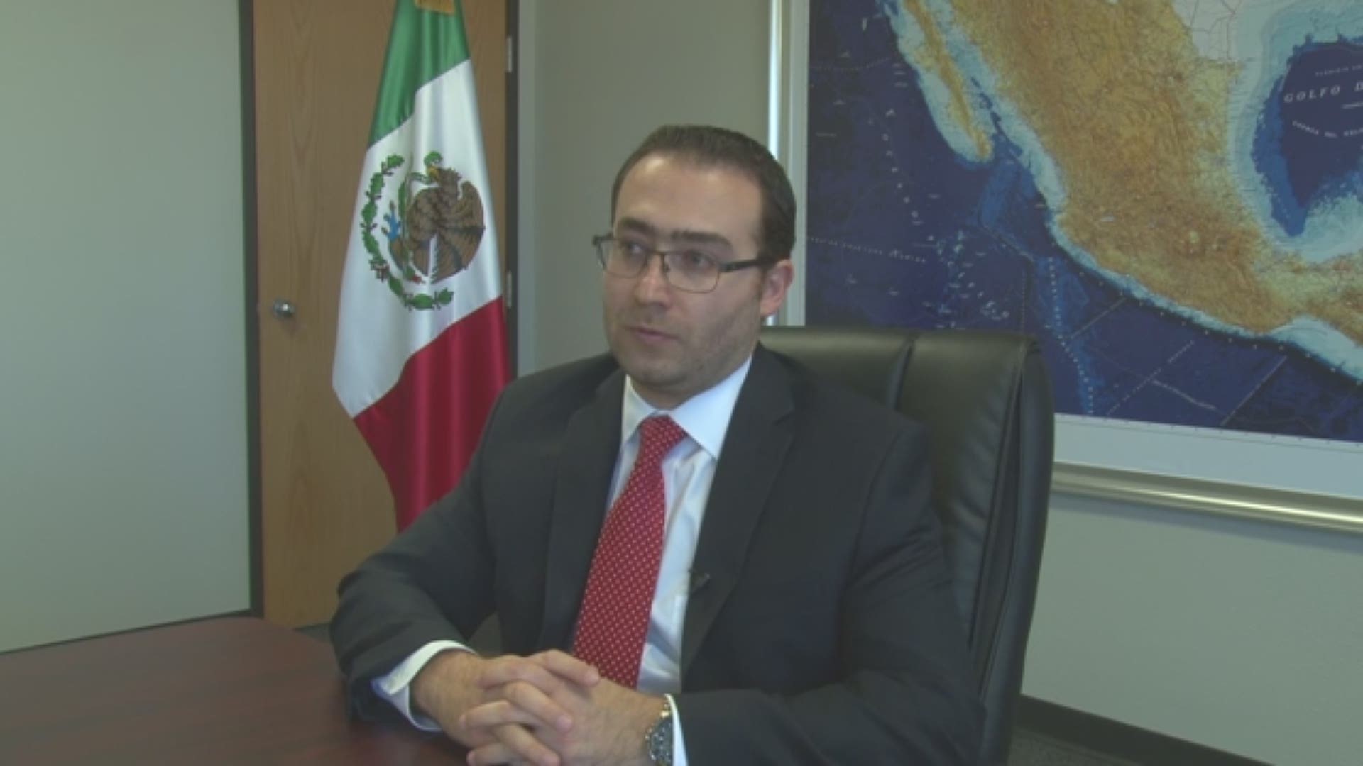 El C�nsul de asuntos comunitarios, Rodrigo Alcocer Urueta comparte informaci�n sobre el programa de finanzas del Consulado Mexicano.