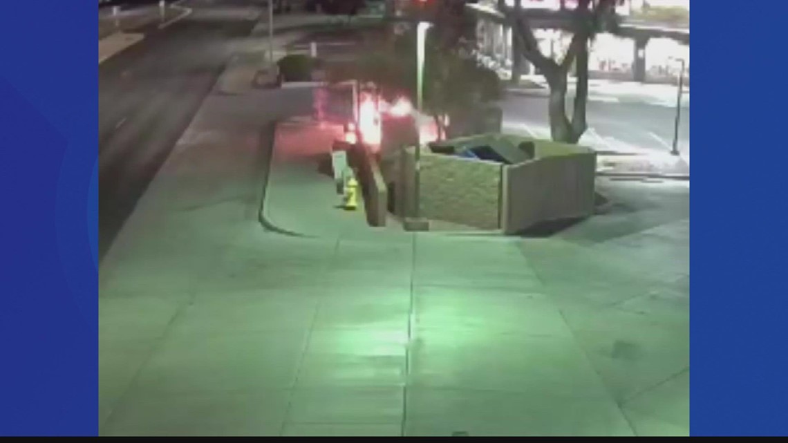 Un persona en situación de calle le prendió fuego a un hombre en una parada de autobús en Glendale